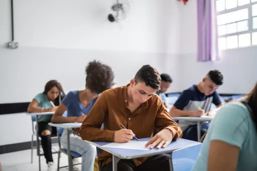 Alumnos en un examen.