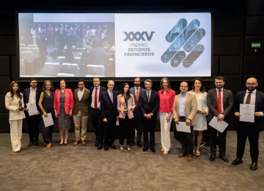 Foto de familia con los premiados en el XXXV Premio Estudios Financieros.