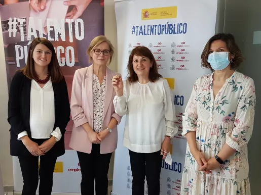 Ángela de las Heras sostiene la letra junto a la directora general de la función pública. Ángela de las Heras sostiene la letra junto a la directora general de la función pública.