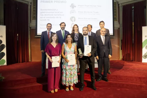 Lidia Vidal, Marta Estrada y Diego Monferrer, en el XXXII Premio Estudios Financieros. Lidia Vidal, Marta Estrada y Diego Monferrer, en el XXXII Premio Estudios Financieros.
