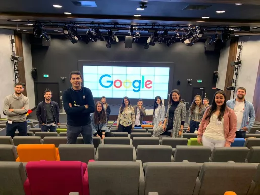 El jefe de estudios del CEF.- Santiago Hernández (1ª fila) con los alumnos de máster de marketing. El jefe de estudios del CEF.- Santiago Hernández (1ª fila) con los alumnos de máster de marketing.