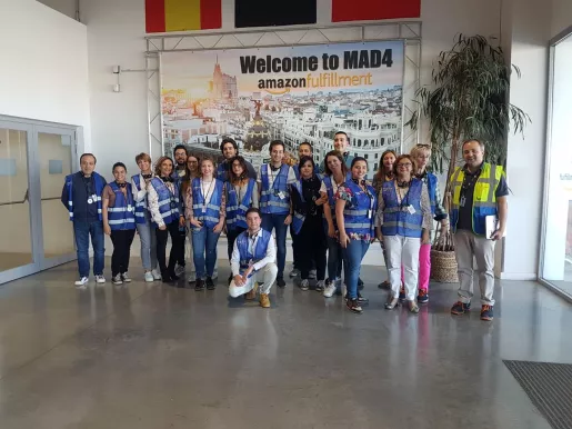 José Luis Carbonero junto con los estudiantes del CEF.- en las instalaciones de Amazon. José Luis Carbonero junto con los estudiantes del CEF.- en las instalaciones de Amazon.