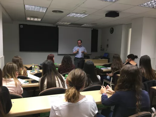 El consultor de EY, José Luis Risco, en un momento de su intervención con los alumnos del Máster en RRHH, <br /> este lunes en el CEF.- (Redacción: Marta Peiro) El consultor de EY, José Luis Risco, en un momento de su intervención con los alumnos del Máster en RRHH, <br /> este lunes en el CEF.- (Redacción: Marta Peiro)