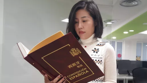 Lu Li, responsable del Mercado Asiático de CEF.- UDIMA, sostiene un ejemplar de la obra Lu Li, responsable del Mercado Asiático de CEF.- UDIMA, sostiene un ejemplar de la obra