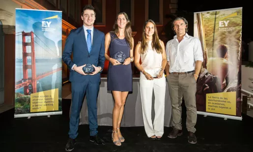 En la imagen, de izquierda a derecha Carlos Fernández, segundo finalista; Claudia Fernández, ganadora del Premio; Elisa Ortuño, tercera finalista y Federico Linares, Socio Director de EY Abogados y Consejero Delegado de la Firma en España (Redacción: María Guijarro/Ramón Oliver) En la imagen, de izquierda a derecha Carlos Fernández, segundo finalista; Claudia Fernández, ganadora del Premio; Elisa Ortuño, tercera finalista y Federico Linares, Socio Director de EY Abogados y Consejero Delegado de la Firma en España (Redacción: María Guijarro/Ramón Oliver)