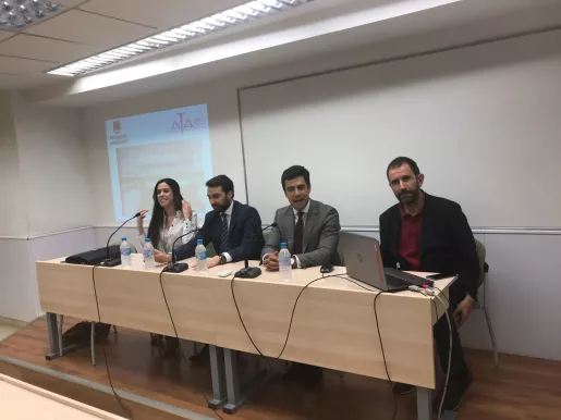Los representantes de la Agrupación de Jóvenes Abogados de Madrid,<br  />durante su intervención (Redacción: Luis Miguel Belda)  Los representantes de la Agrupación de Jóvenes Abogados de Madrid,<br  />durante su intervención (Redacción: Luis Miguel Belda)