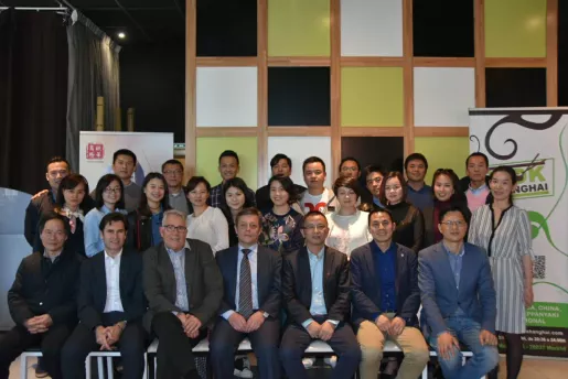 Imagen de grupo de profesores y alumnos. Imagen de grupo de profesores y alumnos.