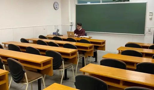 Profesor dando clase por videoconferencia 