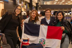 La rectora de CEF.- Santo Domingo con los alumnos de la 4ª promoción.