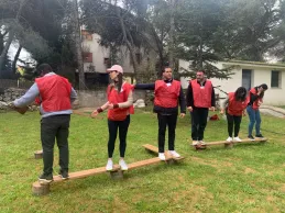 Alumnos de CEF.- Santo Domingo durante el outdoor training en el campus de UDIMA.