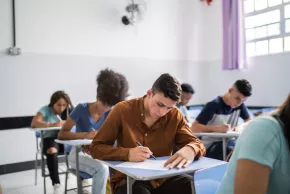 Alumnos en un examen.