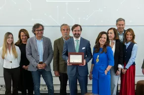 Arturo de las Heras recibe el premio a la Mejor Marca Personal en ISDI en Madrid.
