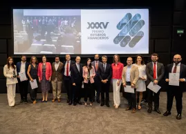 Foto de familia con los premiados en el XXXV Premio Estudios Financieros.