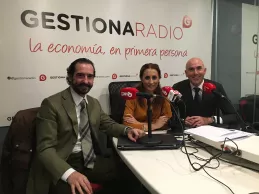 De izquierda a derecha, Arturo de Las Heras, Marta Docampo y Joaquín Danvila, en Gestiona Radio. De izquierda a derecha, Arturo de Las Heras, Marta Docampo y Joaquín Danvila, en Gestiona Radio.