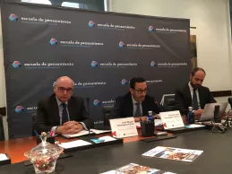 De izquierda a derecha, José Miguel Rodríguez-Pardo, Enrique Sanz Fernández-Lomana y Fernando Ariza. De izquierda a derecha, José Miguel Rodríguez-Pardo, Enrique Sanz Fernández-Lomana y Fernando Ariza.