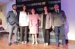 Ángela de las Heras (centro) junto a los ponentes del evento Legal Up. Ángela de las Heras (centro) junto a los ponentes del evento Legal Up.