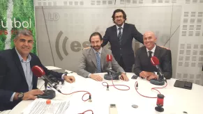 Jaume Segalés entrevista en esRadio a Arturo de las Heras,<br /> acompañado por Joaquín Danvila y Luis Miguel Belda (Redacción: CEF.- Media) Jaume Segalés entrevista en esRadio a Arturo de las Heras,<br /> acompañado por Joaquín Danvila y Luis Miguel Belda (Redacción: CEF.- Media)