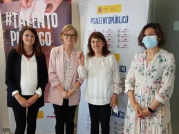 Ángela de las Heras sostiene la letra junto a la directora general de la función pública. Ángela de las Heras sostiene la letra junto a la directora general de la función pública.