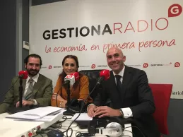 De izquierda a derecha, Arturo de Las Heras, Marta Docampo y Joaquín Danvila, en Gestiona Radio. De izquierda a derecha, Arturo de Las Heras, Marta Docampo y Joaquín Danvila, en Gestiona Radio.