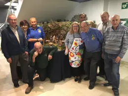 Algunos de los integrantes de la Asociación de Belenistas de Madrid que instalaron la obra.