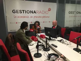De izquierda a derecha, Arturo de Las Heras, Marta Docampo y Joaquín Danvila, en Gestiona Radio. De izquierda a derecha, Arturo de Las Heras, Marta Docampo y Joaquín Danvila, en Gestiona Radio.