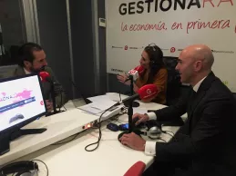 De izquierda a derecha, Arturo de Las Heras, Marta Docampo y Joaquín Danvila, en Gestiona Radio. De izquierda a derecha, Arturo de Las Heras, Marta Docampo y Joaquín Danvila, en Gestiona Radio.