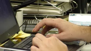 Imagen de contable operando (Coordinación de la redacción: María Guijarro)
