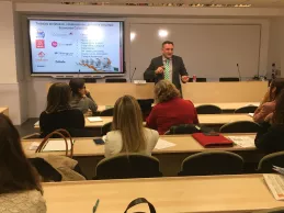 Eugenio Lanzadera, secretario general de UDIMA, durante su charla en CEF.-. este jueves. Eugenio Lanzadera, secretario general de UDIMA, durante su charla en CEF.-. este jueves.