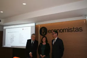 Cristina Herrero, la nueva presidenta de  la Autoridad Independiente de Responsabilidad Fiscal, propuesta desde ayer por el Consejo de Ministros, se estrenó en su primer acto público en la presentación de las "fichas socioeconómicas" del 2019 destacando “la independencia, transparencia y rendición de cuentas como los principales valores para la nueva etapa”.  Texto y fotografías:Rocío González