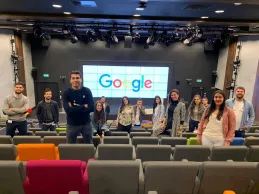 El jefe de estudios del CEF.- Santiago Hernández (1ª fila) con los alumnos de máster de marketing. El jefe de estudios del CEF.- Santiago Hernández (1ª fila) con los alumnos de máster de marketing.