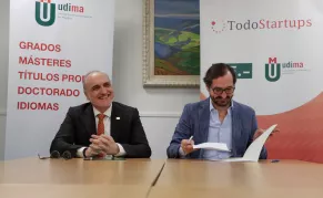 Salvador Molina y Arturo de las Heras, presidentes del Mad FinTech y el CEF.-, durante la firma. Salvador Molina y Arturo de las Heras, presidentes del Mad FinTech y el CEF.-, durante la firma.