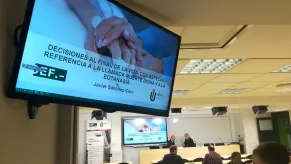 Instantes previos a la ponencia de Javier Sánchez Caro (fondo) sobre la eutanasia, este martes en el CEF.-. Instantes previos a la ponencia de Javier Sánchez Caro (fondo) sobre la eutanasia, este martes en el CEF.-.