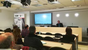 Instantes previos a la ponencia de Javier Sánchez Caro (fondo) sobre la eutanasia, este martes en el CEF.-.