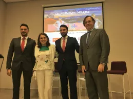 Ángela de las Heras junto a los ponentes Alejandro Asensio y José Ignacio Monedero (a su derecha).