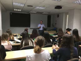 El consultor de EY, José Luis Risco, en un momento de su intervención con los alumnos del Máster en RRHH, <br /> este lunes en el CEF.- (Redacción: Marta Peiro) El consultor de EY, José Luis Risco, en un momento de su intervención con los alumnos del Máster en RRHH, <br /> este lunes en el CEF.- (Redacción: Marta Peiro)