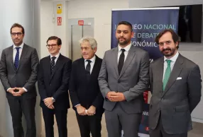 El ministro de Economía, Carlos Cuerpo (3º por la izq.), en la inauguración del torneo. El ministro de Economía, Carlos Cuerpo (3º por la izq.), en la inauguración del torneo.
