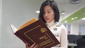 Lu Li, responsable del Mercado Asiático de CEF.- UDIMA, sostiene un ejemplar de la obra Lu Li, responsable del Mercado Asiático de CEF.- UDIMA, sostiene un ejemplar de la obra