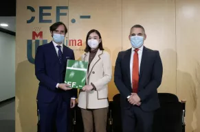 El presidente del CEF.-, Arturo de las Heras, con Luisa Huijuan y Álvaro Porta De las Heras. El presidente del CEF.-, Arturo de las Heras, con Luisa Huijuan y Álvaro Porta De las Heras.