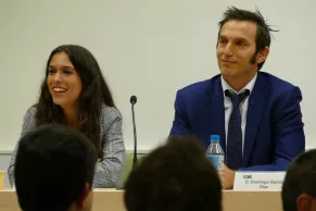 La estudiante Natalia Gascón junto al profesor Domingo García  La estudiante Natalia Gascón junto al profesor Domingo García