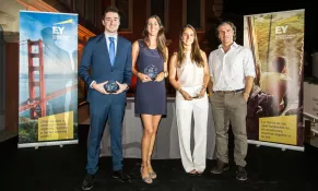 En la imagen, de izquierda a derecha Carlos Fernández, segundo finalista; Claudia Fernández, ganadora del Premio; Elisa Ortuño, tercera finalista y Federico Linares, Socio Director de EY Abogados y Consejero Delegado de la Firma en España (Redacción: María Guijarro/Ramón Oliver) En la imagen, de izquierda a derecha Carlos Fernández, segundo finalista; Claudia Fernández, ganadora del Premio; Elisa Ortuño, tercera finalista y Federico Linares, Socio Director de EY Abogados y Consejero Delegado de la Firma en España (Redacción: María Guijarro/Ramón Oliver)