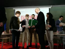 José Antonio Sánchez, en el momento de entrega de las becas   José Antonio Sánchez, en el momento de entrega de las becas
