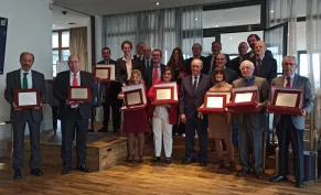Foto de familia de los profesionales homenajeados por el CEF.- en el Club Financiero Génova en Madrid. Foto de familia de los profesionales homenajeados por el CEF.- en el Club Financiero Génova en Madrid.