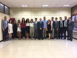 Foto de familia del grupo de estudiantes y profesores (Redacción: Luis Miguel Belda. Fotografía: Cortesía de Ignacio Llorente) Foto de familia del grupo de estudiantes y profesores (Redacción: Luis Miguel Belda. Fotografía: Cortesía de Ignacio Llorente)
