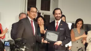 Arturo de las Heras recibe el galardón de manos del embajador de China en España, Lyu Fan Arturo de las Heras recibe el galardón de manos del embajador de China en España, Lyu Fan