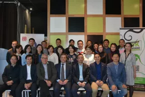 Imagen de grupo de profesores y alumnos. Imagen de grupo de profesores y alumnos.