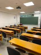 Profesor dando clase por videoconferencia 