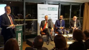 Emilio Rivas y la mesa presidencial