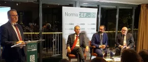 Emilio Rivas y la mesa presidencial