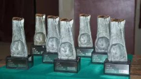 Estatuillas del Premio Estudios Financieros 