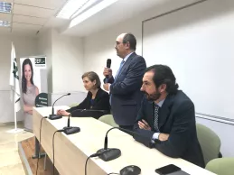 Roque de las Heras comunica los cambios, en compañía de sus hijos Arancha y Arturo
